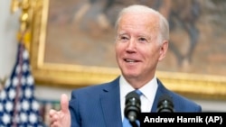 Президент Джо Байден говорить про війну в Україні в кімнаті Рузвельта в Білому домі, четвер, 28 квітня 2022 року, у Вашингтоні. (AP Photo/Андрій Гарник)
