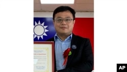资料照：台商李孟居在台湾屏东县政府接受顾问证书。（2019年6月20日）