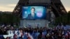 Les partisans du président français Emmanuel Macron, candidat à sa réélection, près de la Tour Eiffel, au Champs de Mars à Paris, le 24 avril 2022. REUTERS /Benoît Tessier