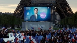 Les partisans du président français Emmanuel Macron, candidat à sa réélection, près de la Tour Eiffel, au Champs de Mars à Paris, le 24 avril 2022. REUTERS /Benoît Tessier