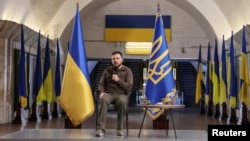 Tổng thống Ukraine Volodymyr Zelenskyy tham dự một cuộc họp báo tại một nhà ga tàu điện ngầm, ở Kyiv, Ukraine ngày 23 tháng 4 năm 2022.