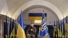 Tổng thống Ukraine thăm binh sĩ trên tiền tuyến