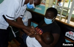 아프리카 케냐의 보건 종사자가 어린이에게 말라리아 백신을 접종하고 있다. (자료사진)