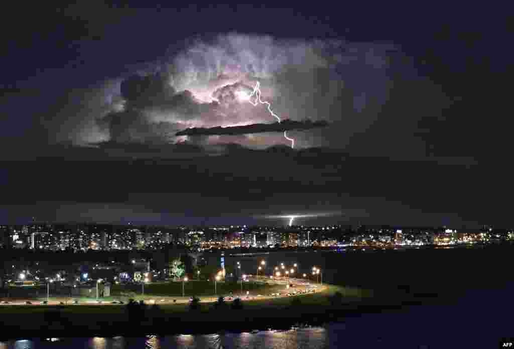 Kilatan petir menerangi awan saat terjadi badai petir di Montevideo, Uruguay. (Foto: AFP)