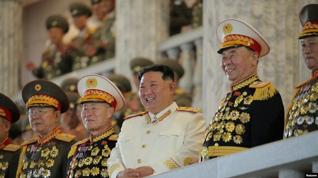 朝鲜领导人金正恩4月25日晚检阅在平壤举行的庆祝朝鲜人民军建军90周年阅兵活动。朝中社4月26日发表了金正恩在阅兵式上的照片。(photo:VOA)
