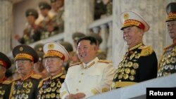 北韓領導人金正恩4月25日晚檢閱在平壤舉行的慶祝朝鮮人民軍建軍90週年閱兵活動。朝中社4月26日發表了金正恩在閱兵式上的照片。
