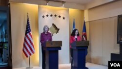 Pomoćnica američkog državnog sekretara Karen Donfrid i predsednica Kosova Vjosa Osmani na konferenciji za novinare u Prištini (Foto: VOA)