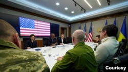 美国国务卿布林肯和国防部长奥斯汀2022年4月24日在基辅与乌克兰总统泽连斯基以及外长和防长会面。（乌克兰总统新闻办照片）