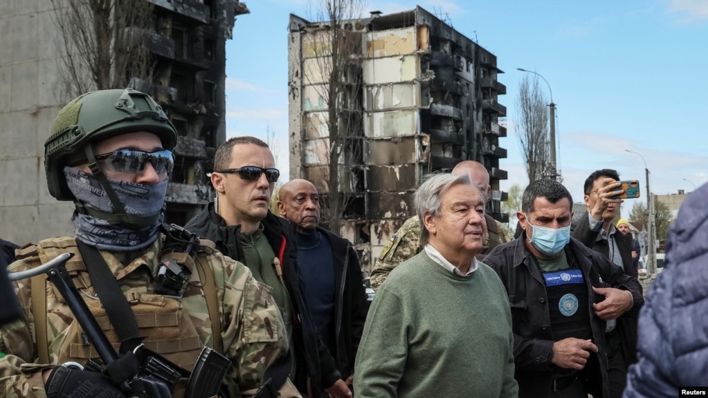 联合国秘书长古特雷斯2022年4月28日在安全人员的护送下在乌克兰首都基辅郊外视察（路透社）(photo:VOA)