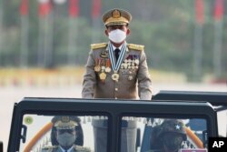 Jenderal Senior Min Aung Hlaing, kepala dewan militer, memeriksa petugas saat parade memperingati Hari Angkatan Bersenjata Myanmar ke-77 di Naypyitaw, Myanmar, Minggu, 27 Maret 2022. (Foto: AP)