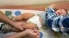 ARCHIVO. Un pediatra inocula a un niño de un año con la vacuna contra el sarampión, las paperas y la rubéola -o la vacuna MMR- en su consultorio en Northridge, California, EEUU.