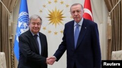 Presiden Turki Recep Tayyip Erdogan berjabat tangan dengan Sekretaris Jenderal PBB Antonio Guterres saat mereka bertemu di Ankara, Turki, 25 April 2022. (Foto: via Reuters)