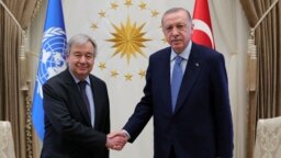 Presiden Turki Recep Tayyip Erdogan berjabat tangan dengan Sekretaris Jenderal PBB Antonio Guterres saat mereka bertemu di Ankara, Turki, 25 April 2022. (Foto: via Reuters)