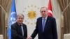 El presidente turco, Tayyip Erdogan, se da la mano con el secretario general de las Naciones Unidas, Antonio Guterres, al reunirse en Ankara, el 25 de abril de 2022. 