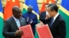 왕이(오른쪽) 중국 외교담당 국무위원 겸 외교부장이 지난 2019년 베이징을 방문한 제러마이아 마넬레 솔로몬제도 외무장관과 문서에 서명한 뒤 축하하고 있다. (자료사진)