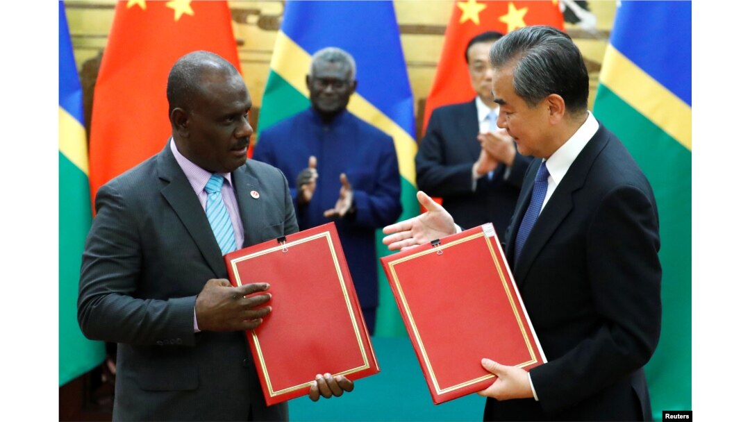 Penasihat Negara dan Menteri Luar Negeri China Wang Yi dan Menteri Luar Negeri Kepulauan Solomon Jeremiah Manele menghadiri upacara penandatanganan di Aula Besar Rakyat di Beijing, China, 9 Oktober 2019. (Foto: Reuters)