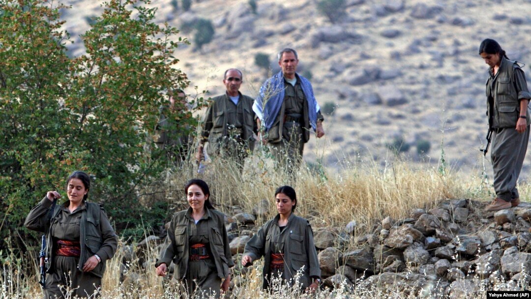 Dîmeneke şervanên Kurd yên Partîya Karkerên Kurdistanê (PKK) li Çiyayê Qendil ya li Îraqê (AP, Tebax, 2010)
