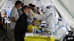 北京市民在海淀區中關村接受核酸檢測