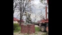乌克兰西部城市拆除苏联红军纪念雕像 