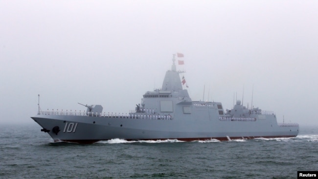 중국 해군의 055형 구축함 난창함이 칭다오 근해 행사에 참가하고 있다. (자료사진)