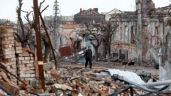 Ukraine nói Nga lại tấn công Mariupol, tăng cường dội bom Luhansk - Bản tin VOA