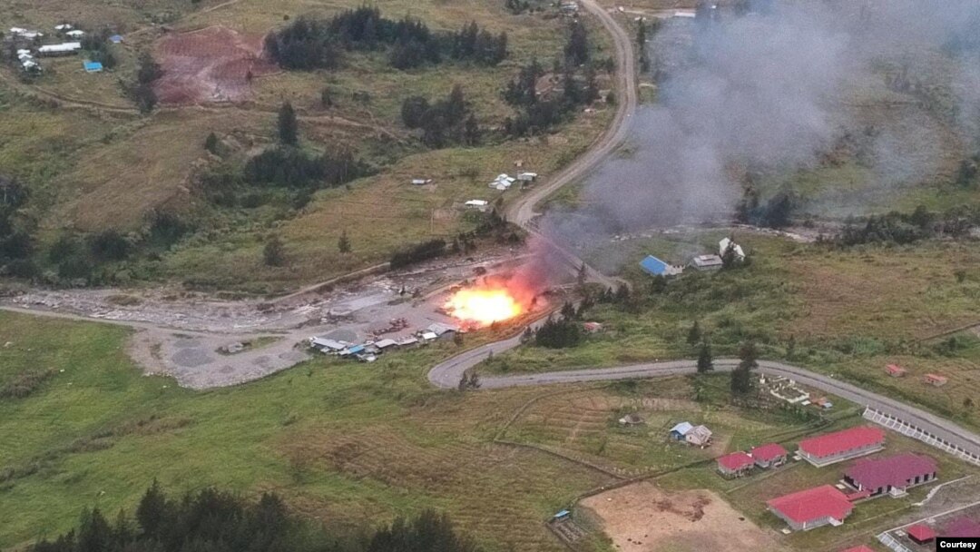 Kelompok Kriminal Bersenjata (KKB) dilaporkan membakar sejumlah bangunan di Distrik Gome, Kabupaten Puncak, Papua, Jumat, 22 April 2022. (Foto courtesy: Humas Polda Papua)