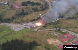 Kelompok Kriminal Bersenjata (KKB) dilaporkan membakar sejumlah bangunan di Distrik Gome, Kabupaten Puncak, Papua, Jumat, 22 April 2022. (Foto courtesy: Humas Polda Papua)