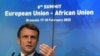 Le président français Emmanuel Macron donne une conférence de presse le deuxième jour d'un sommet de l'Union européenne et de l'Union africaine à Bruxelles, le 18 février 2022.