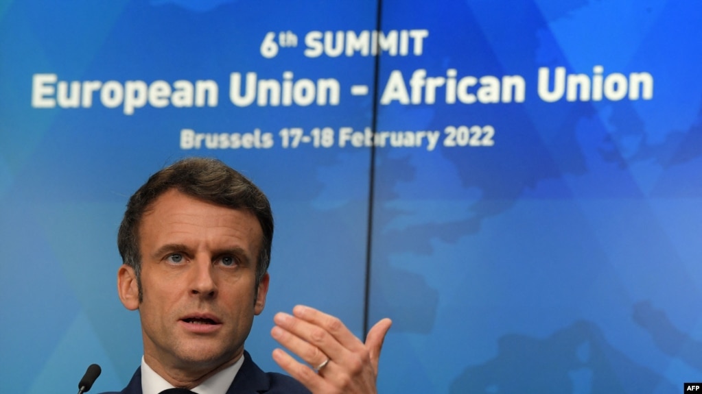 Le président français Emmanuel Macron donne une conférence de presse le deuxième jour d'un sommet de l'Union européenne et de l'Union africaine à Bruxelles, le 18 février 2022.