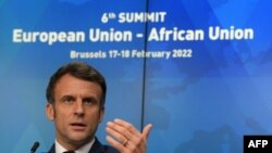 Le président français Emmanuel Macron donne une conférence de presse le deuxième jour d'un sommet de l'Union européenne et de l'Union africaine à Bruxelles, le 18 février 2022.