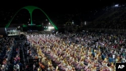 Des membres de l'école de samba Imperatriz Leopoldinense se produisent lors du défilé du carnaval au Sambadrome de Rio de Janeiro, au Brésil, le 22 avril 2022.