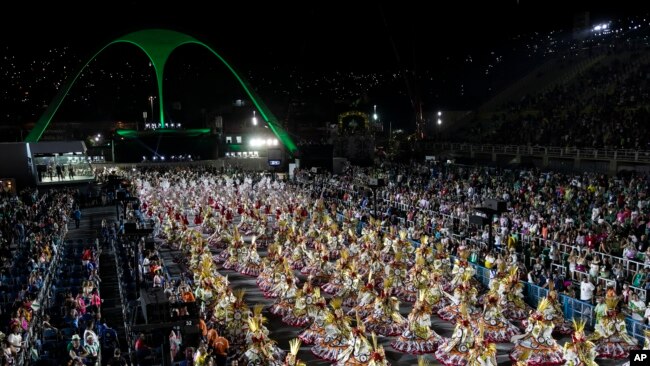 Des membres de l'école de samba Imperatriz Leopoldinense se produisent lors du défilé du carnaval au Sambadrome de Rio de Janeiro, au Brésil, le 22 avril 2022.