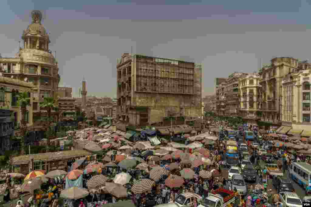 Ahead of the Eid al-Fitr holiday, which marks the end of the holy month of Ramadan, Egyptian shoppers pack the popular Ataba market — this year, with extended hours and fewer restrictions — in Cairo, April 25, 2022. (H. Elrasam/VOA)