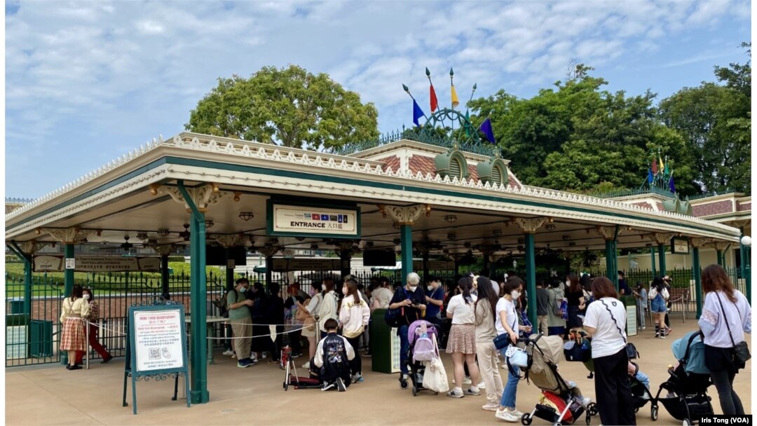 香港迪士尼乐园4月21日重开，大批市民排队等候入场 (美国之音/汤惠芸)