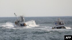 Kapal nelayan melakukan operasi pencarian orang hilang di atas kapal wisata "Kazu 1", yang hilang sehari sebelumnya, di Laut Okhotsk dekat Shari, Subprefektur Okhotsk Hokkaido, Jepang, 24 April 2022. (JIJI PRESS / AFP)