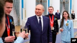 Президент Росії Путін зустрічається з російськими спортсменами в Кремлі, Москва, 26 квітня 2022 року