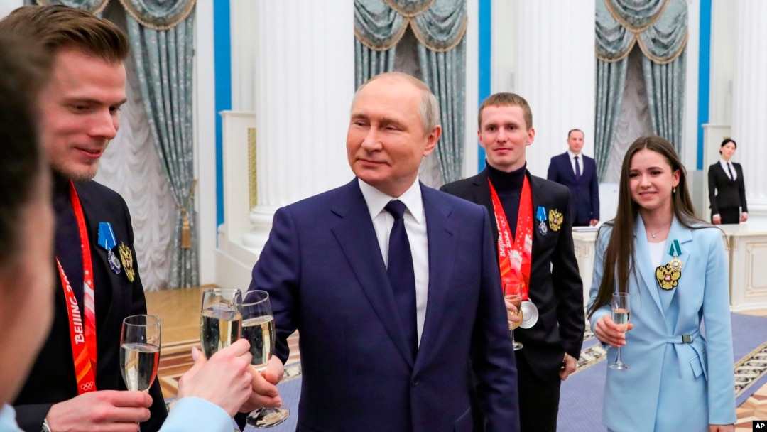 Presiden Rusia Vladimir Putin menjamu para atlet Rusia di Kremlin, Moskow, Rusia, hari Selasa 26 April 2022. 