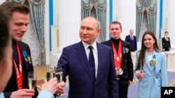 Presiden Rusia Vladimir Putin menjamu para atlet Rusia di Kremlin, Moskow, Rusia, hari Selasa 26 April 2022. 