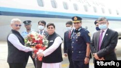 পররাষ্ট্রমন্ত্রী এ কে আব্দুল মোমেন ভারতের পররাষ্ট্রমন্ত্রী জয়শঙ্করকে স্বাগত জানাচ্ছেন।
