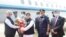 পররাষ্ট্রমন্ত্রী এ কে আব্দুল মোমেন ভারতের পররাষ্ট্রমন্ত্রী জয়শঙ্করকে স্বাগত জানাচ্ছেন।