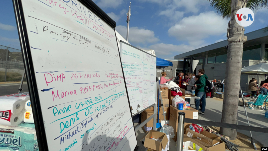 Refugiados ucranianos son recibidos por voluntarios tras cruzar la garita de El Chaparral. Ped West, como se le conoce a esta entrada en San Ysidro, California, ha sido habilitado como centro de coordinación para que las personas sean llevadas al aeropuerto y acogidas en San Diego, mientras esperan a sus familiares o deciden qué hacer.(Ped West- San Ysidro, Estados Unidos-Abril 11, 2022-Celia Mendoza) 