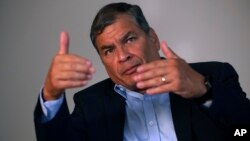 Foto Achiv: Ansyen Prezidan Ekwate Rafael Correa pandan yon entevyou ak Associated Press nan vil Brussels, 11 Sept. 2020.