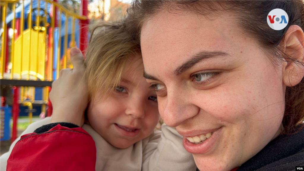 La ucraniana Lilia Zamostna de 24 años sostiene en sus brazos a su hija, Yana Zamostna, durante su paso por la Unidad Deportiva Benito Juárez, que ha estado sirviendo como centro de acogida para los refugiados ucranianos en su espera para entrar a Estados Unidos, en la Garita de El Chaparral. (Tijuana, México-April 4, 2022-Celia Mendoza)