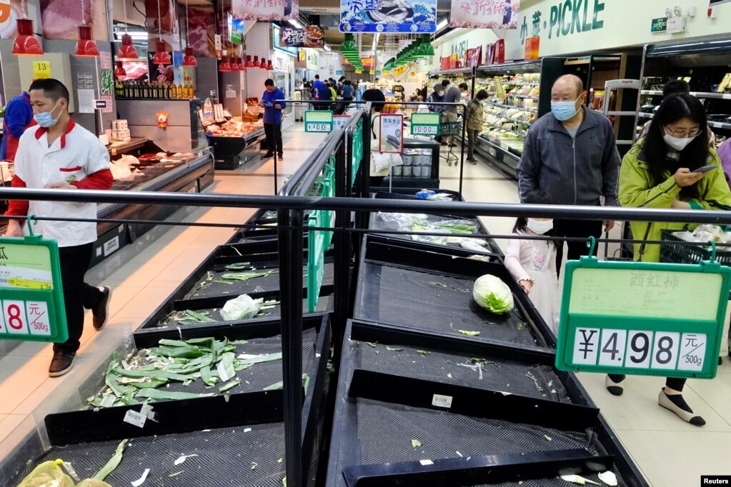 北京市朝阳区居民抢购蔬菜，一个超市空荡荡的蔬菜货架。（2022年4月24日）(photo:VOA)