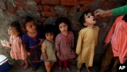 ပါကစ္စတန်နိုင်ငံ လာဟိုးမြို့မှာ ကလေးငယ်တွေကို ပိုလီယိုကာကွယ်ဆေး တိုက်ကျွေးနေတဲ့မြင်ကွင်း။ (ဖေဖော်ဝါရီ ၂၈၊ ၂၀၂၂)