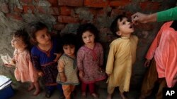 ပါကစ္စတန်နိုင်ငံ လာဟိုးမြို့မှာ ကလေးငယ်တွေကို ပိုလီယိုကာကွယ်ဆေး တိုက်ကျွေးနေတဲ့မြင်ကွင်း။ (ဖေဖော်ဝါရီ ၂၈၊ ၂၀၂၂)