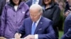 El presidente de EEUU, Joe Biden, firma una orden ejecutiva el 22 de abril de 2022.
