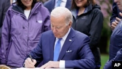 El presidente de EEUU, Joe Biden, firma una orden ejecutiva el 22 de abril de 2022.
