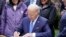 El presidente de EEUU, Joe Biden, firma una orden ejecutiva el 22 de abril de 2022.
