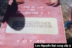 Bảng ghi ý nghĩa của “Bàn tay Hy vọng” và ngày khánh thành 4/7/1975 (Ảnh do LS Lưu Nguyễn Đạt cung cấp)